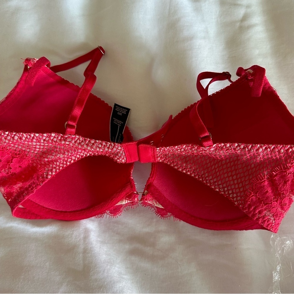 Red Bra - Picture 2 of 6
